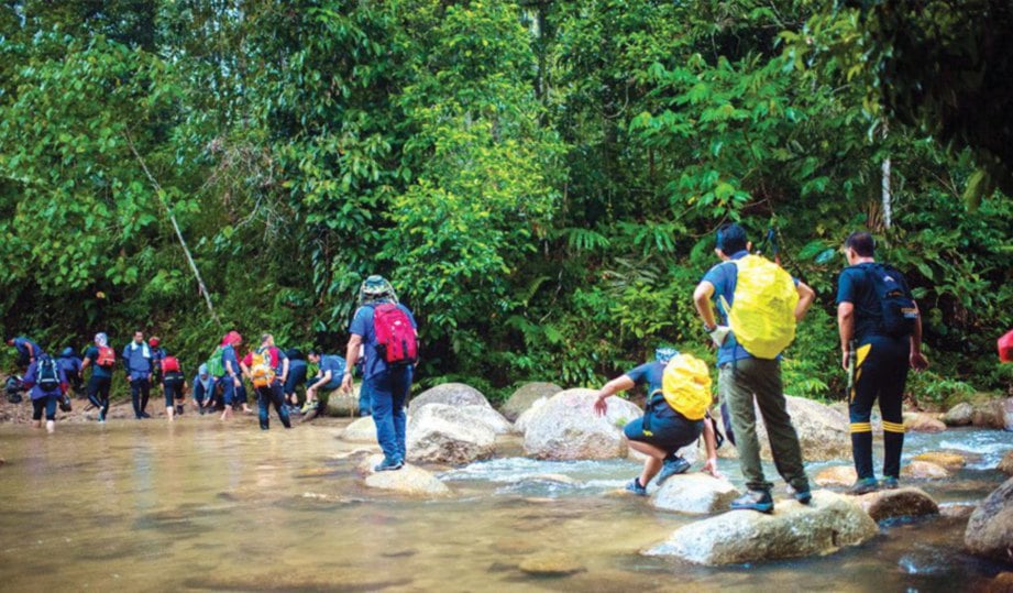 MEREDAH sungai antara cabaran untuk ke Bukit Kutu.