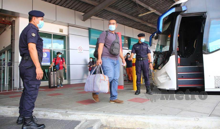 PENGGUNA yang menaiki bas bagi merentas negeri selepas mendapat kebenaran menerusi Aplikasi Gerak Malaysia di Terminal Larkin Sentral. FOTO Omar Ahmad