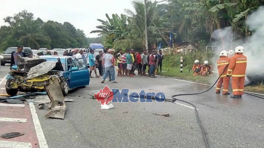 ANGGOTA bomba memadam kebakaran sebuah kereta di Jalan Slim River-Sungkai berhampiran Ladang Sungai Kelah, Sungkai, hari ini. FOTO Ihsan JBPM