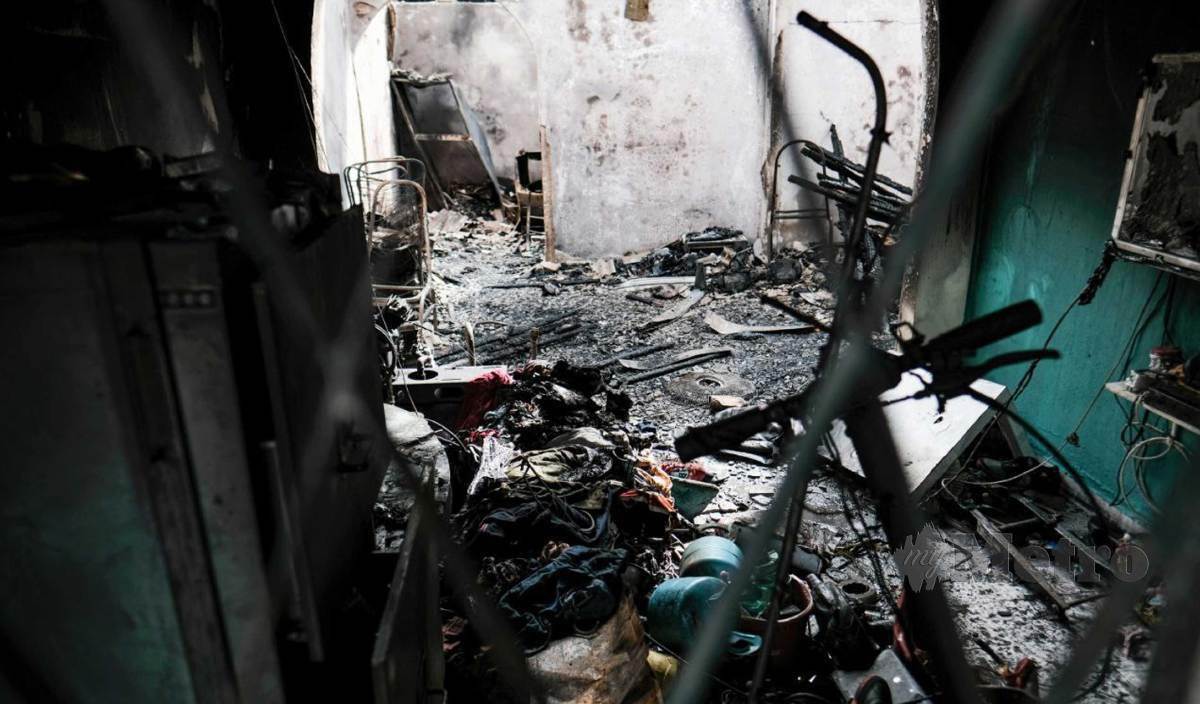 KEADAAN rumah yang hangus terbakar mengakibatkan Nur Syaza Alfisya bersama adik lelakinya Muhammad Al Qayyum ditemui rentung di Kampung Simpang Tiga. FOTO Hazreen Mohamad