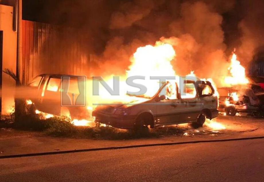  SEMBILAN  kenderaan terpakai musnah dalam kebakaran. FOTO Ihsan Bomba