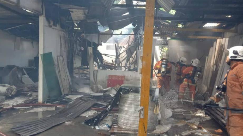 Mayat ditemui rentung dalam kebakaran lot kedai di Jalan Reko, Kajang hari ini. FOTO Ihsan JBPM