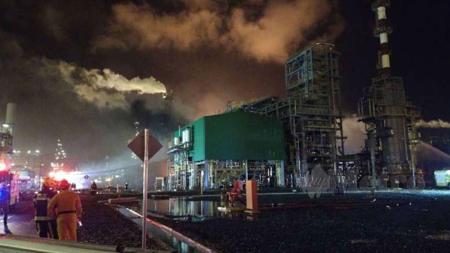 KEBAKARAN membabitkan Plant Diesel Hydro Treater Unit (HTU) yang menjalankan proses membuang sulfur dari diesel mentah dengan menggunakan gas hidrogen. FOTO ihsan bomba