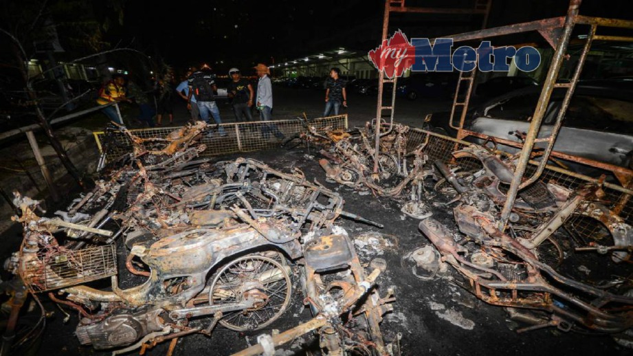 KEADAAN kereta dan motosikal yang musnah dalam kebakaran di Pusat Bayan, Bayan Lepas, malam tadi. FOTO Shahnaz Fazlie Shahrizal