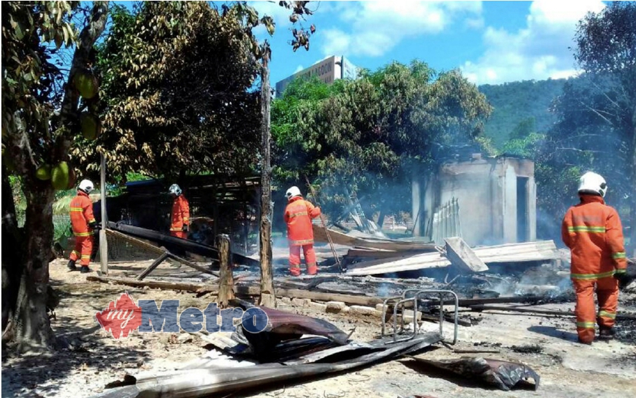 Keadaan sebuah rumah yang musnah dalam kebakaran yang ANGGOTA bomba memeriksa rumah yang musnah terbakar dalam dusun buah-buahan di Nilai Perdana, Nilai, hari ini. FOTO ihsan bomba 