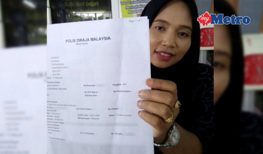 WAN Nor Azlina menunjukkan laporan polis yang dibuatnya selepas tidak berpuas hati dengan penjelasan kakitangan sebuah syarikat penghantaran kurier. FOTO Rosli Ilham.