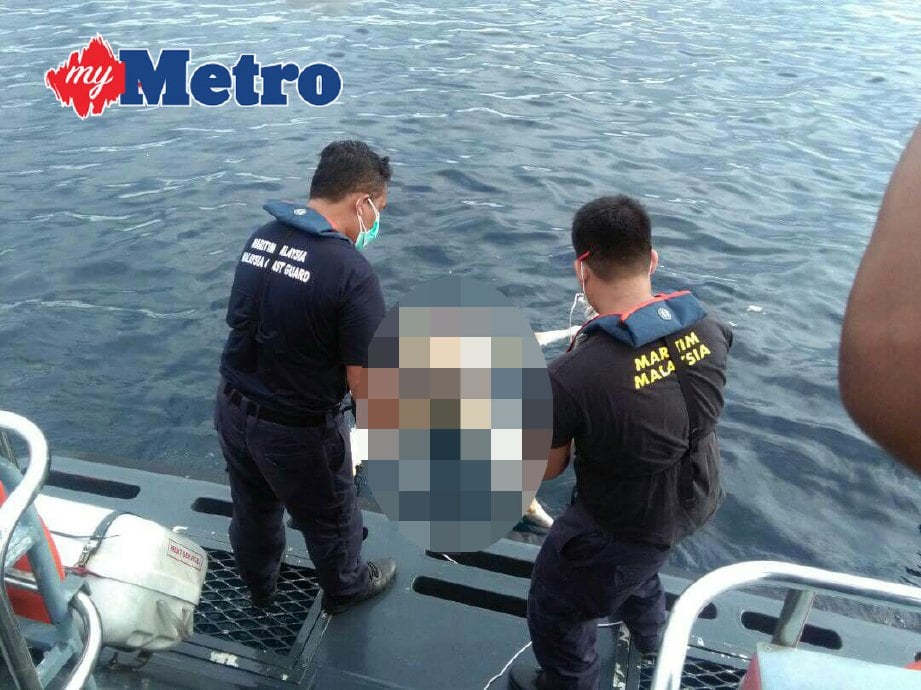 Anggota APMM mengangkat mayat nelayan warga asing yang dilaporkan hilang selepas bot pukat tunda dinaiki bersama tiga rakannya dilanggar kapal dagang di perairan dekat Kuala Muda, Selasa lalu. FOTO ihsan APMM