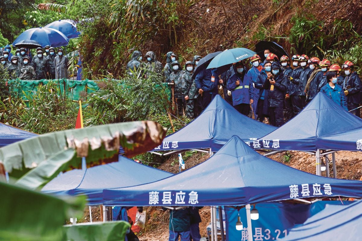 PETUGAS melakukan operasi pencarian di lokasi nahas pesawat China Eastern Airlines di wilayah Guangxi. FOTO Reuters