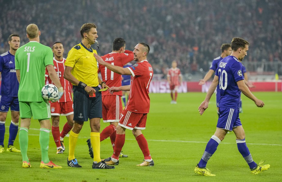 PENGADIL, Paolo Taglivento (empat dari kiri)  melayangkan kad merah kepada pemain tengah Anderlecht Sven Kums (kanan).  