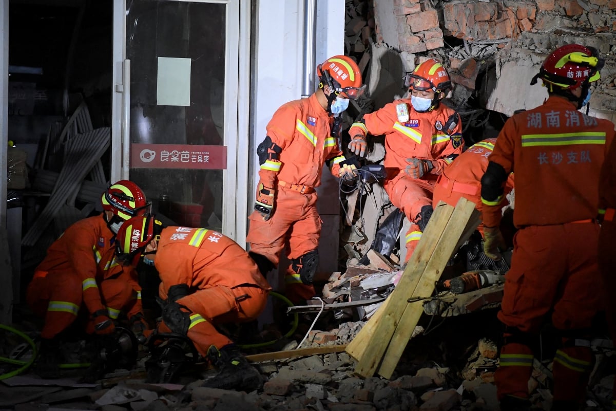 PASUKAN penyelamat di lokasi kejadian. FOTO cnsphoto/ Reuters 