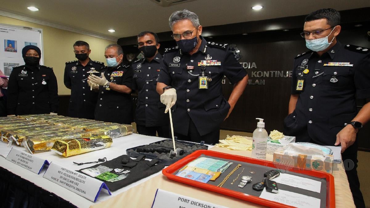 MOHAMAD (kanan) menunjukkan barang bukti dalam sidang akhbar rampasan dadah di Seremban. FOTO Azrul Edham Mohd Aminuddin. 