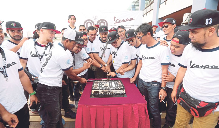 ANDI Ahmad Burhanuddin (tengah) memotong kek ulang tahun ke-3 Kelab MVT di Duyong Marina Resort, Kuala Terengganu, baru-baru ini.