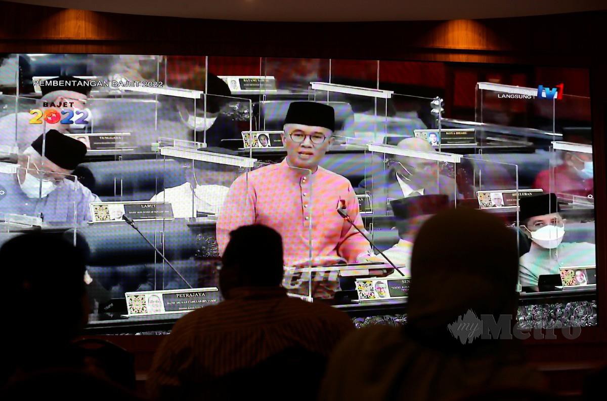 Penjawat awam mendengar pembentangan belanjawan 2022 yang disampaikan oleh Menteri Kewangan, Tengku Datuk Seri Zafrul Tengku Abdul Aziz di Putrajaya. FOTO MOHD FADLI HAMZAH