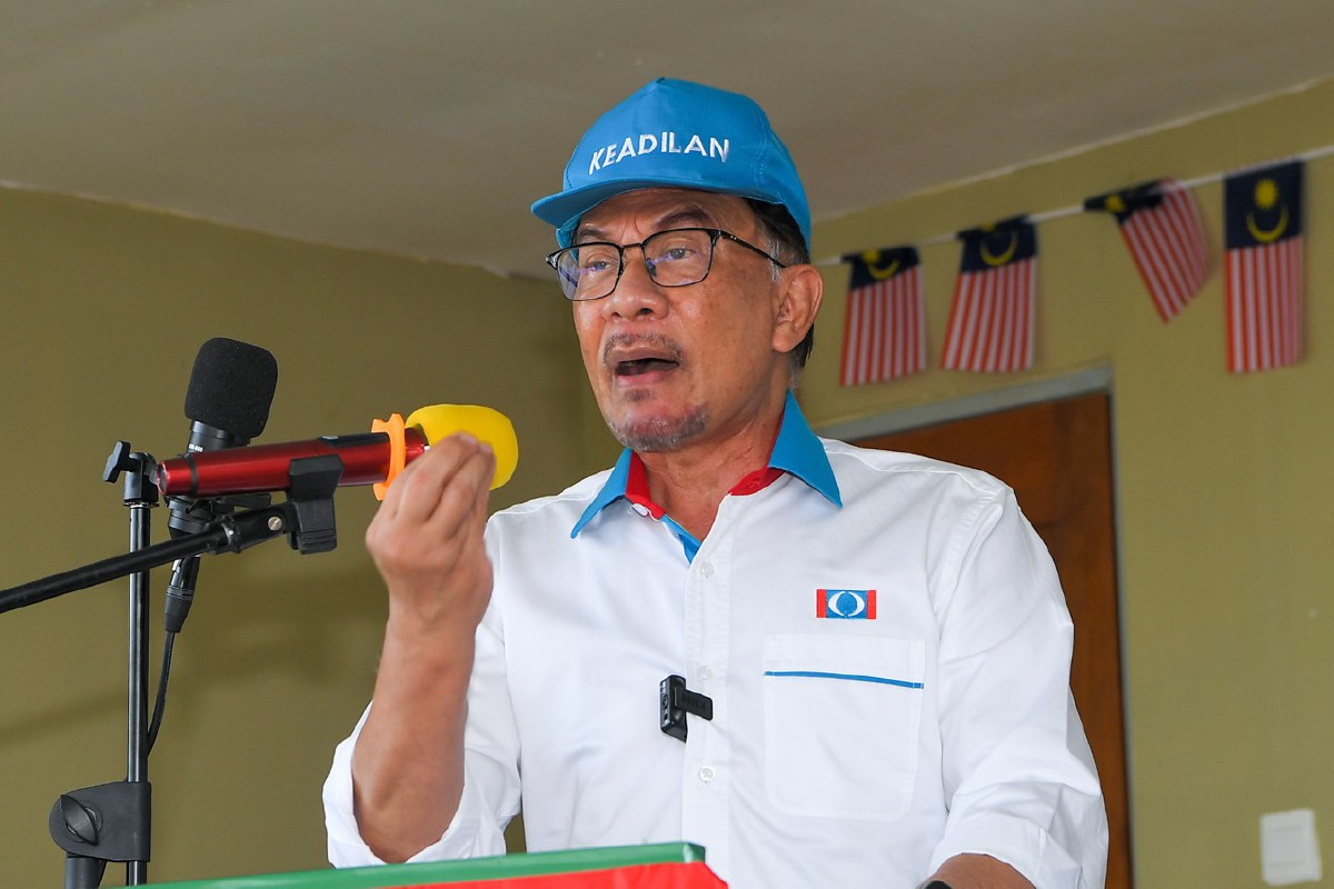 Anwar Ibrahim berucap pada Pengumuman Calon PKR Zon Timur di Dewan Terbuka Persatuan ATM Cawangan Pasir Gudang hari ini. FOTO BERNAMA
