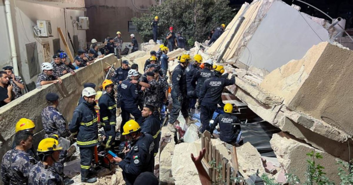 FOTO fail menunjukkan pasukan penyelamat di lokasi kejadian. FOTO fail Reuters 