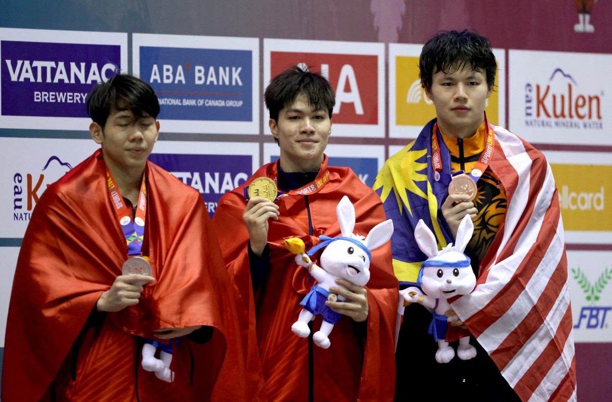 TAN Khai Xin (kanan) cipta rekod baharu untuk meraih pingat gangsa. FOTO Reuters