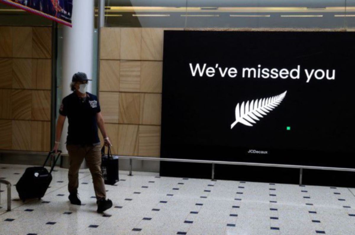 PENGEMBARA tiba di lapangan terbang di New Zealand. FOTO fail Reuters 
