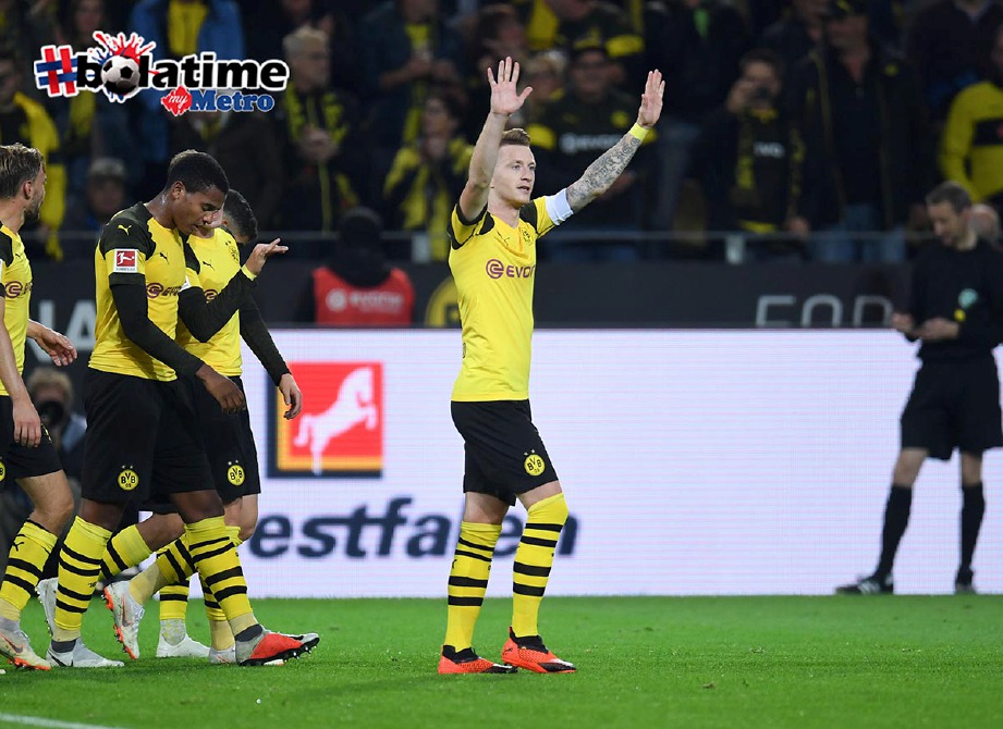 REUS (kanan) jaring dua gol buat Dortmund ketika membenam Nuremburg 7-0. -Foto AFP