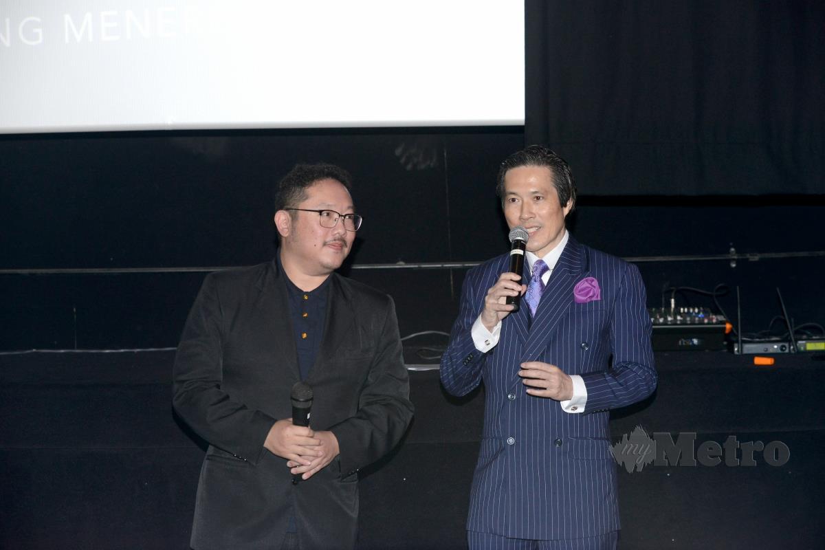 PENGARAH, Don Hoe (kiri) dan penerbit, Julian Cheah (kanan).