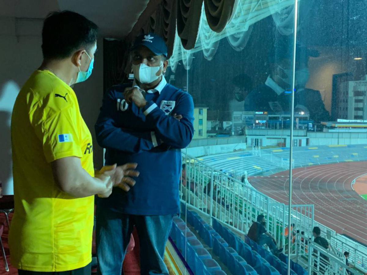 Reezal Merican menyaksikan perlawanan Liga Super di Stadium Bandaraya Pulau Pinang. FOTO FB Reezal Merican Naina Merican 