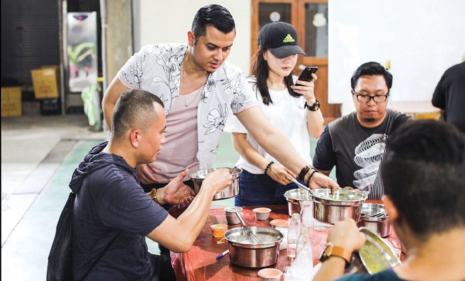 WARTAWAN berpeluang mempelajari cara membuat apam manis dan bertih beras di Tea & Rice Resort.