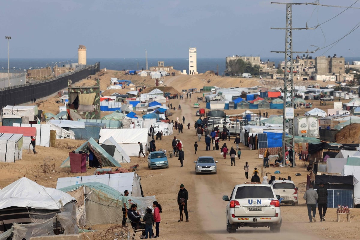 PENDUDUK Palestin mendirikan khemah berhampiran sempadan Gaza dan Mesir. FOTO AFP