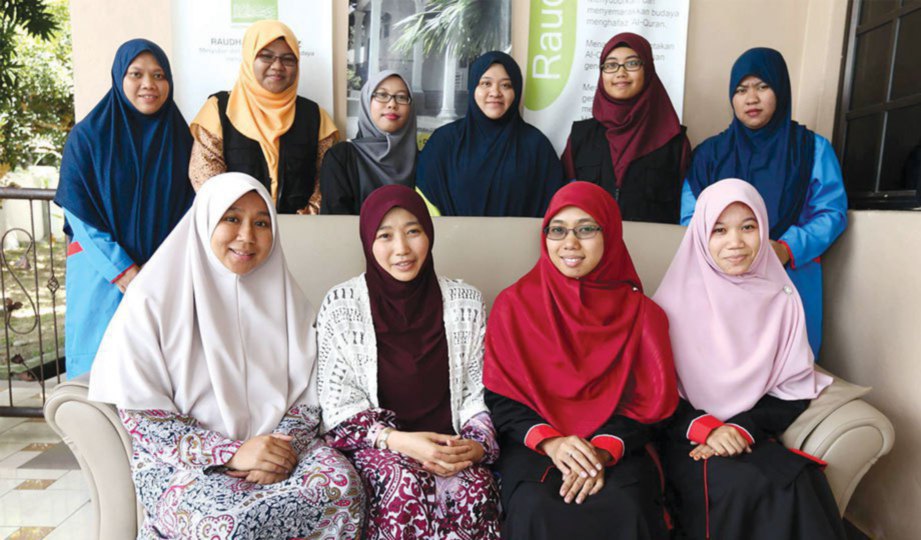 WIDAD (duduk dua dari kiri) bersama kaki tangan dan sukarelawan Darul Insyirah.
