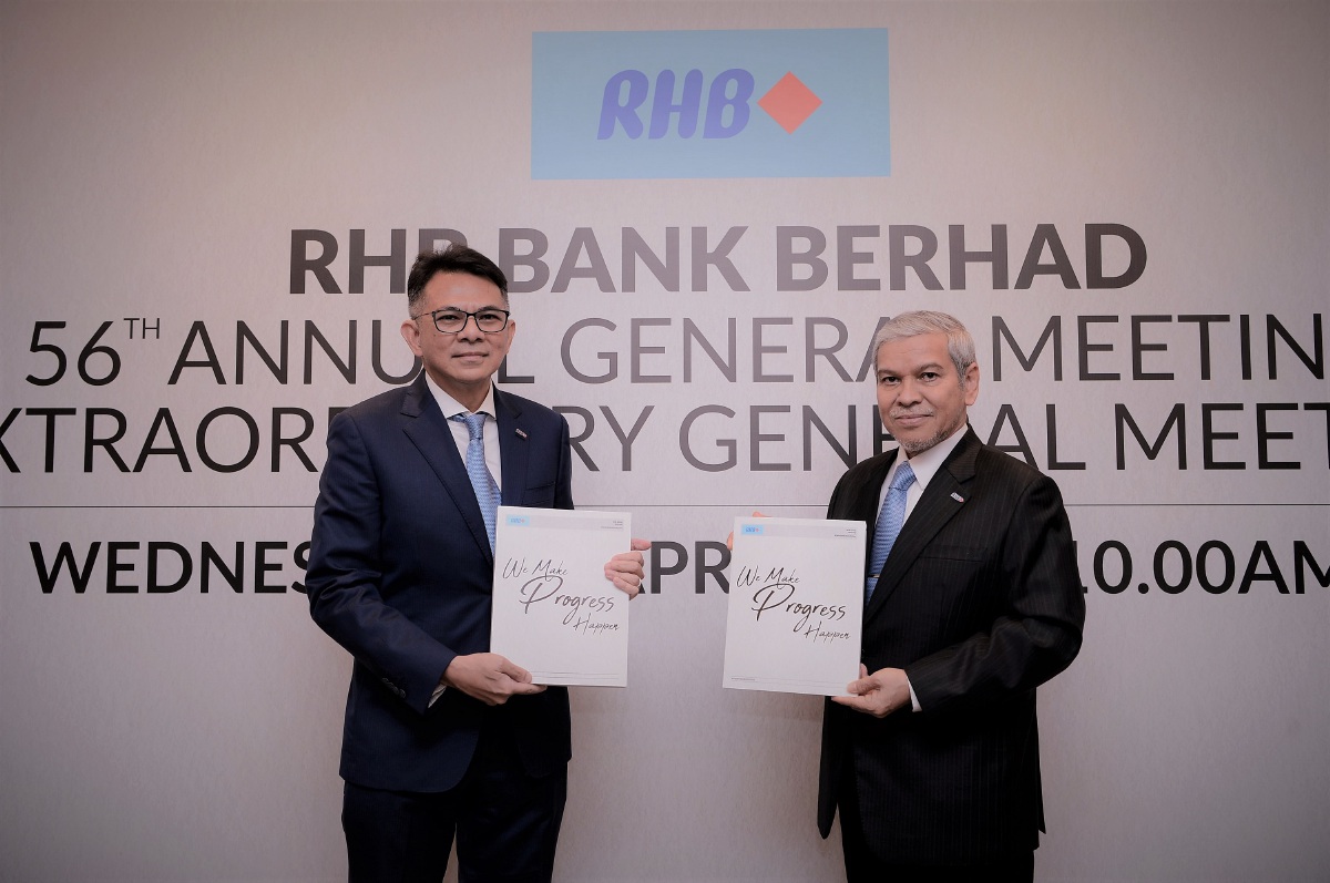 Pengarah Urusan/Ketua Pegawai Eksekutif Kumpulan RHB Bank, Mohd Rashid Mohamad (kiri) dan Pengerusi RHB Banking Group, Tan Sri Ahmad Badri Mohd Zahir.