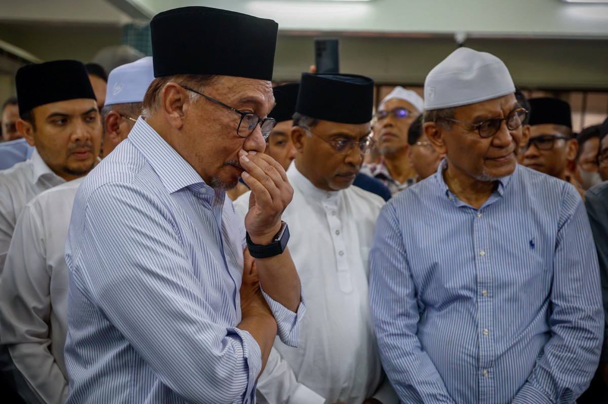 Anwar hadir memberi penghormatan terakhir sebelum mengimamkan solat jenazah Datuk Seri Salahuddin Ayub di Masjid Jamek Dato' Haji Noh Gadot, Serkat, Pontian hari ini. FOTO BERNAMA
