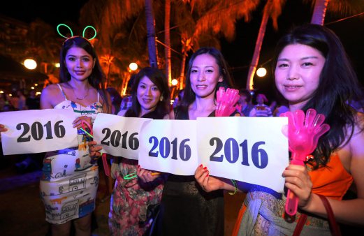 Suasana orang ramai menyambut Tahun Baru 2016 di Kota Kinabalu. FOTO Malai Rosmah Tuah
