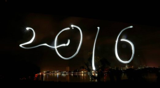 Lakaran cahaya grafiti membentuk nombor '2016' di Kuantan. FOTO Luqman Hakim Zubir