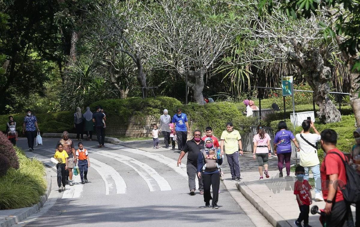 ORANG ramai melakukan aktiviti riadah di Taman Botani Perdana, Kuala Lumpur. FOTO arkib NSTP