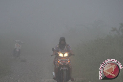 Jarak penglihatan di Bagansiapiapi, Rokan Hilir, Riau, pada pagi tadi hanya 50 meter.  - Foto ANTARA