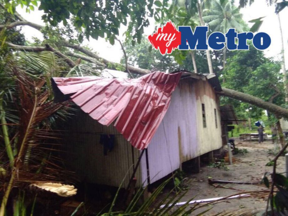 SEBAHAGIAN rumah yang rosak di landa ribut dalam kejadian 4.45 petang tadi di empat kampung di kawasan Pengkalan Kubor. FOTO ihsan pembaca