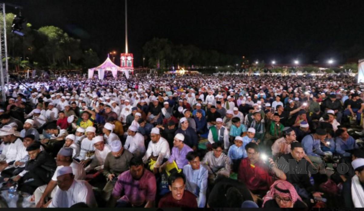 PULUJM ribu Pengunjung membanjiri Dataran Sejarah Ayer Keroh pada program Melaka Munajat bersama Ustaz Abdul Somad malam ini. FOTO Amir Mamat