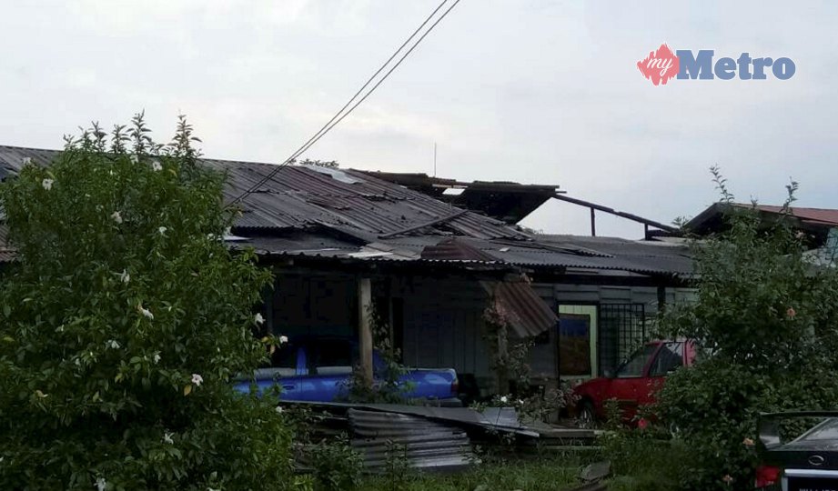 KEADAAN bumbung rumah mangsa yang mengalami kerosakan di Kampung Melayu Batu 10 Skudai. FOTO Ihsan AMP