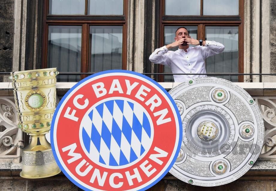 RIBERY ketika meraikan kejayaan Bayern memenangi Piala Jerman di Munich, Mei lalu. — FOTO AFP