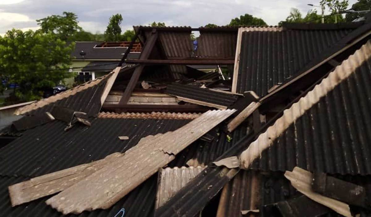 SEBAHAGIAN atap rumah penduduk di Kampung Kayu Ara Mambau rosak akibat ribut. FOTO Ihsan pembaca