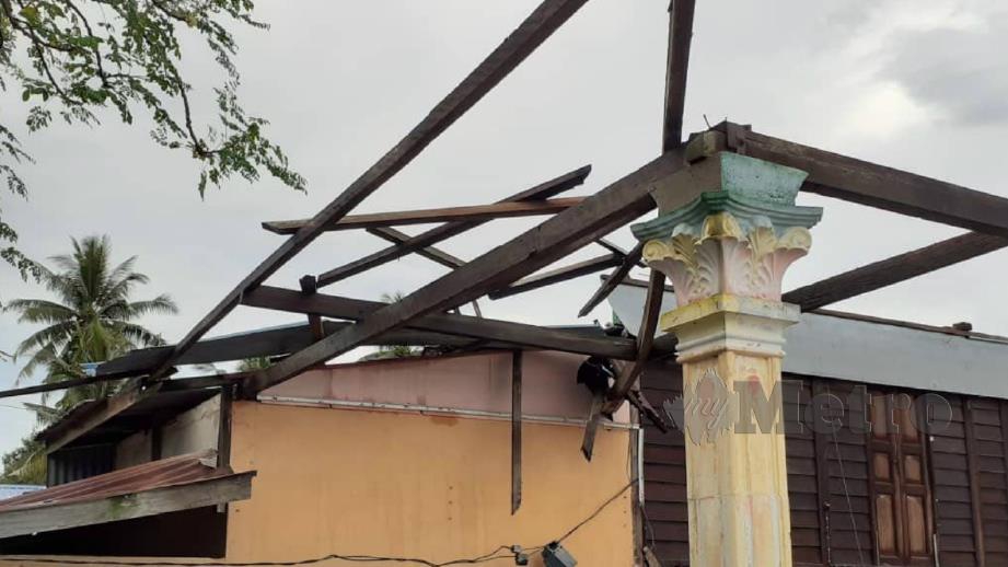 Bumbung sebuah rumah rosak dalam kejadian ribut hari ini. FOTO Ihsan APM 