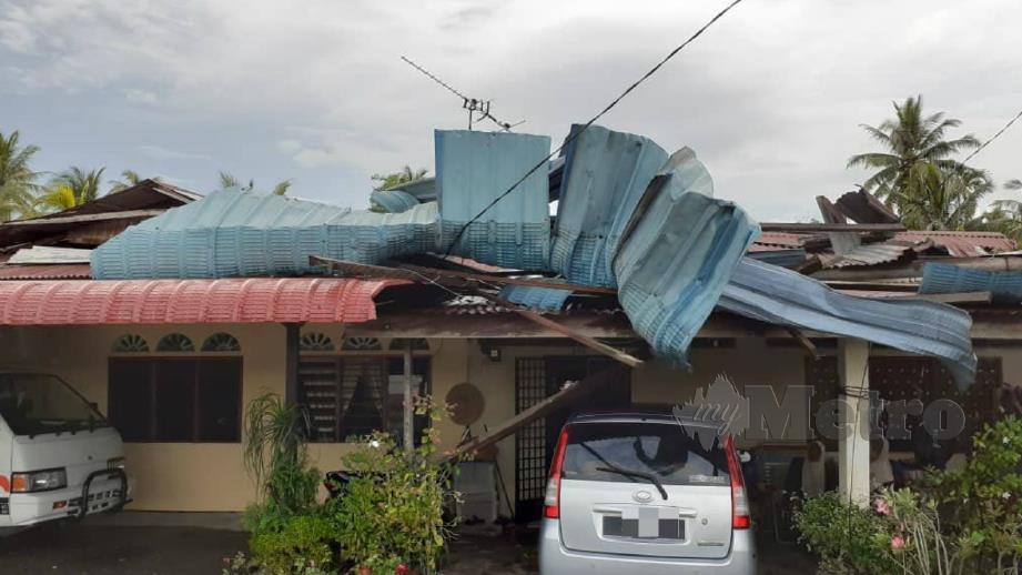 Keadaan sebuah rumah yang mengalami kerosakan dalam kejadian ribut hari ini. FOTO Ihsan APM 