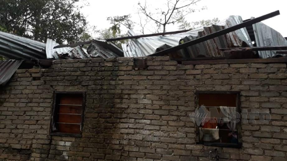 KEADAAN atap rumah penduduk yang rosak akibat ribut. FOTO Ihsan Pembaca