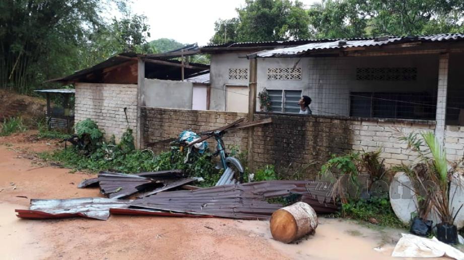 ANTARA rumah penduduk yang terjejas akibat ribut. FOTO Ihsan Pembaca