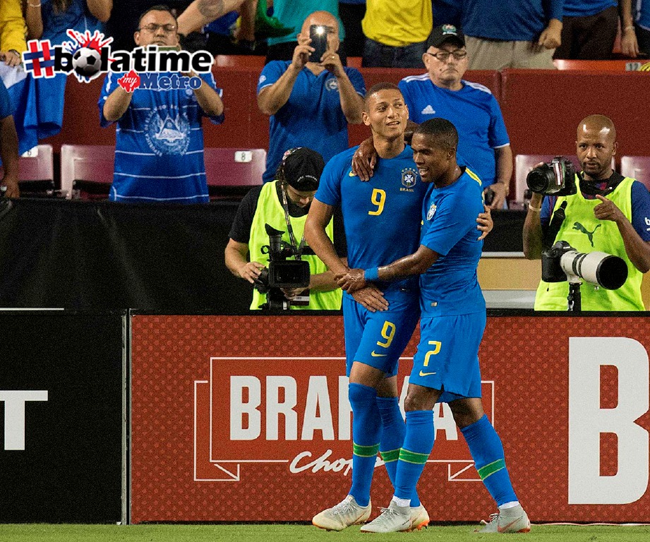 RICHARLISON (kiri) meraikan jaringannya bersama rakan sepasukan ketika Brazil membenam El Savador 5-0. -Foto AFP