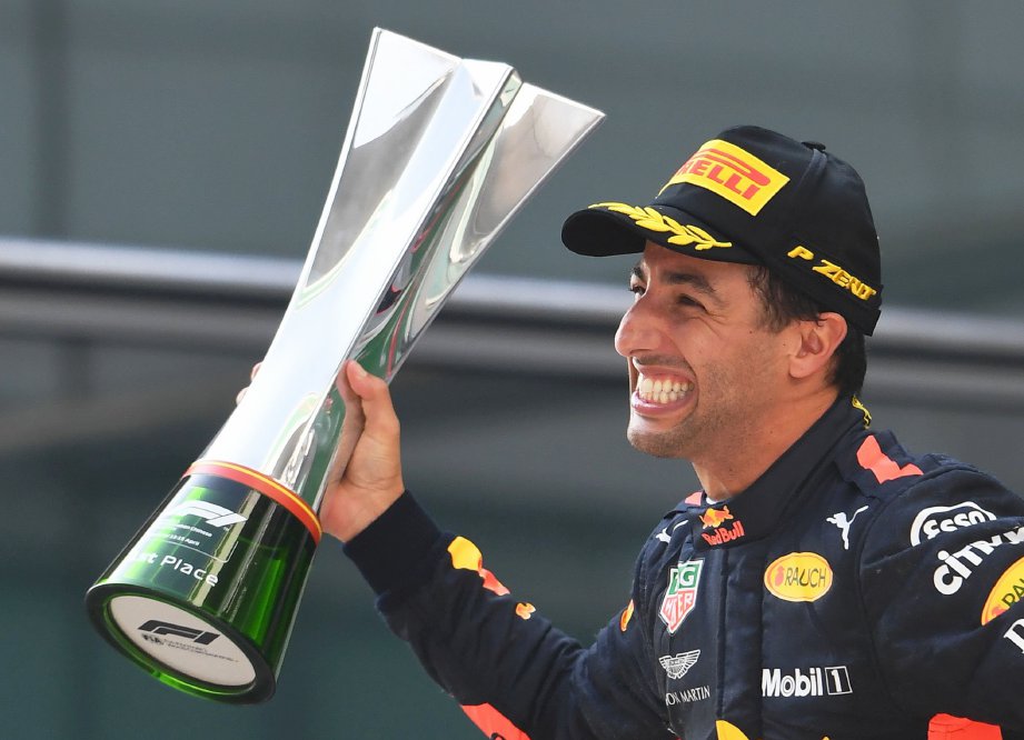 PELUMBA Red Bull, Daniel Ricciardo ceria bersama trofi selepas menjuarai GP China di Litar Antarabangsa Shanghai, sebentar tadi. - Foto AFP