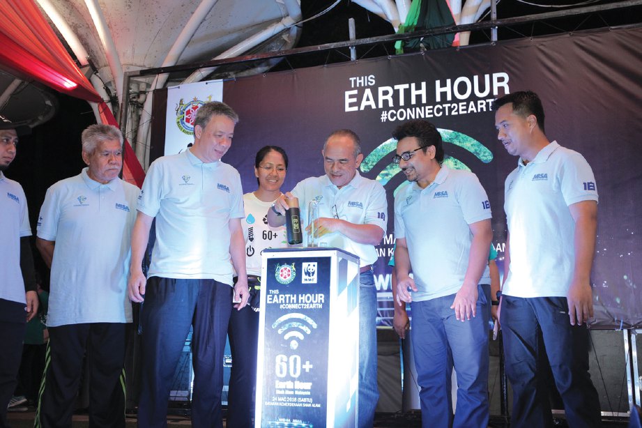 PERASMIAN Program 60+ ‘Earth Hour’ Shah Alam 2018 disempurnakan Ahmad Zaharin (tiga dari kanan).