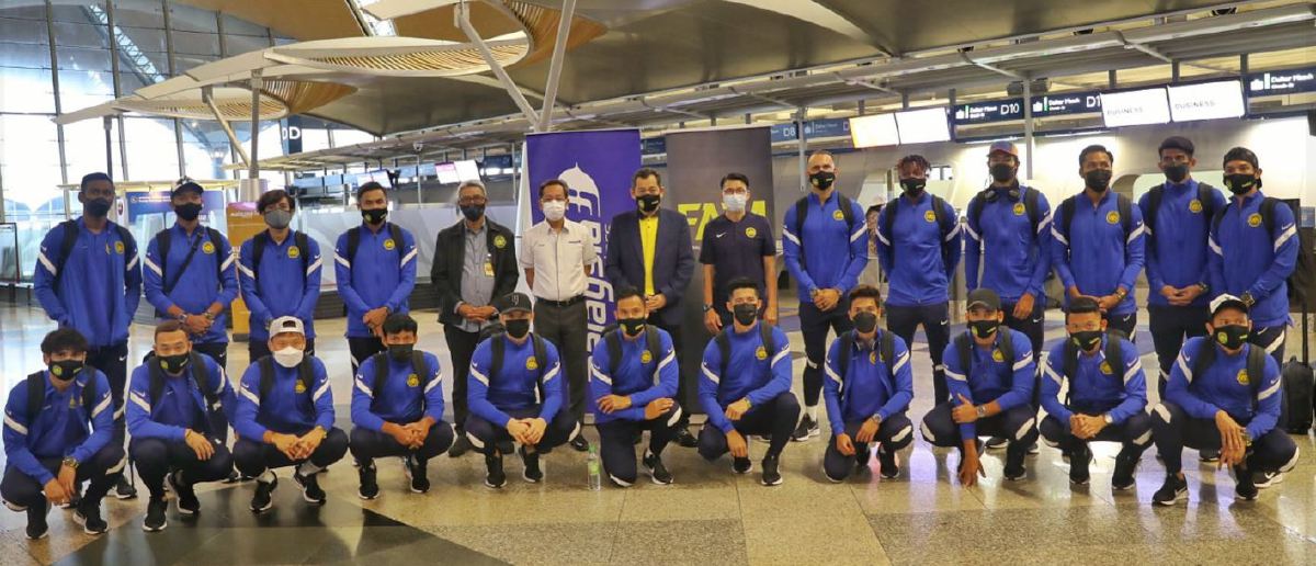 HAMIDIN bergambar bersama skuad Harimau Malaya di KLIA. FOTO FAM