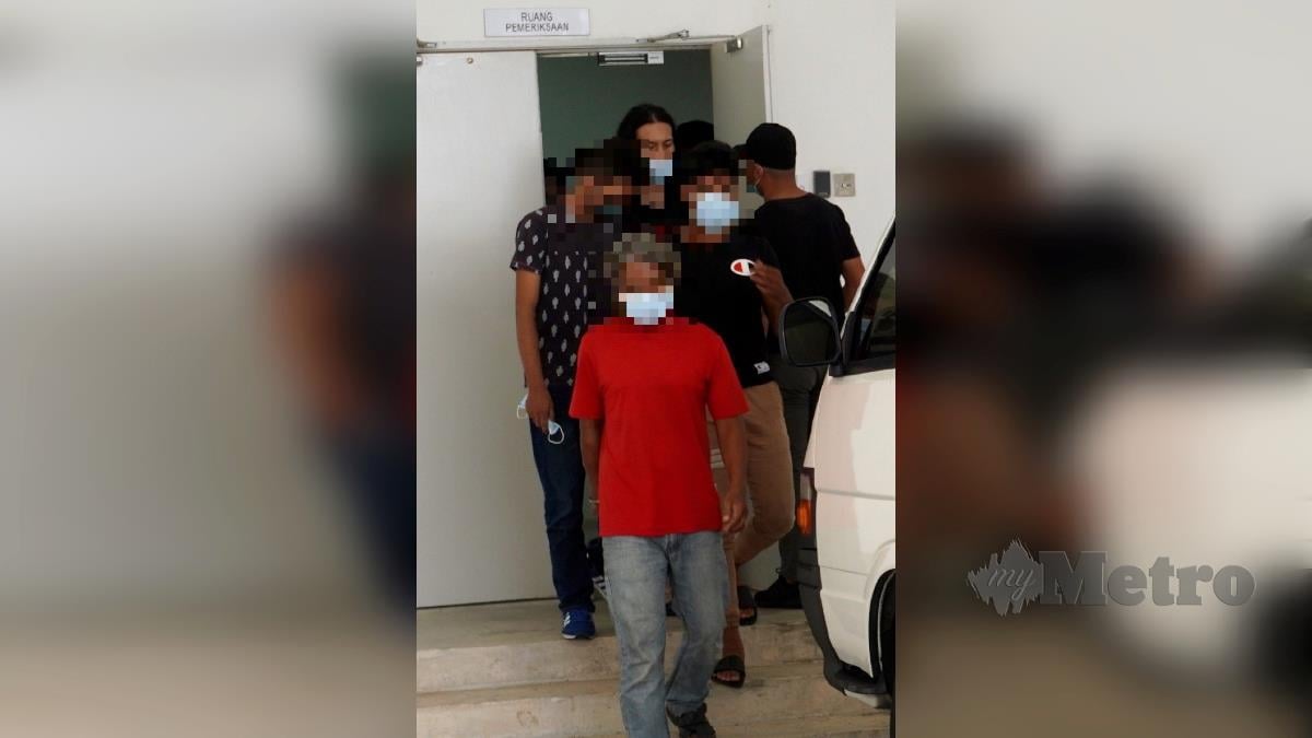 SUSPEK dibawa keluar dari Mahkamah Kangar selepas mendapat perintah reman untuk siasatan lanjut daripada pihak polis. FOTO AIZAT SHARIF