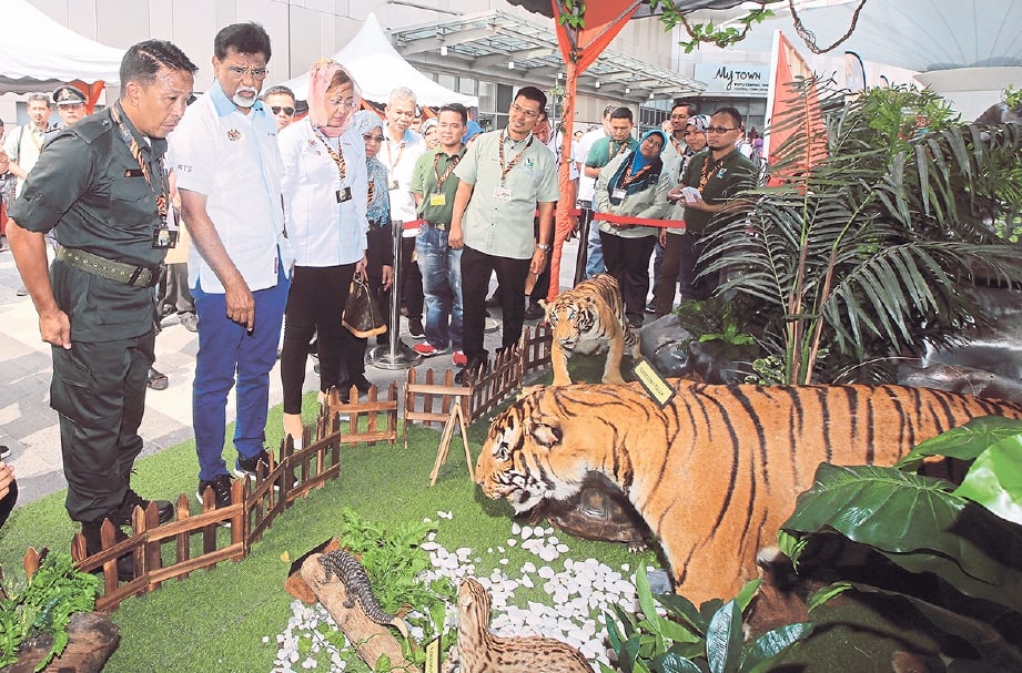 KETUA Pengarah PERHILITAN, Datuk Abdul Kadir Abu Hashim (kiri) memberi penerangan usaha melindungi harimau dilakukan pihaknya kepada Dr Xavier (dua dari kiri). -FOTO: Mohd Yusni Ariffin