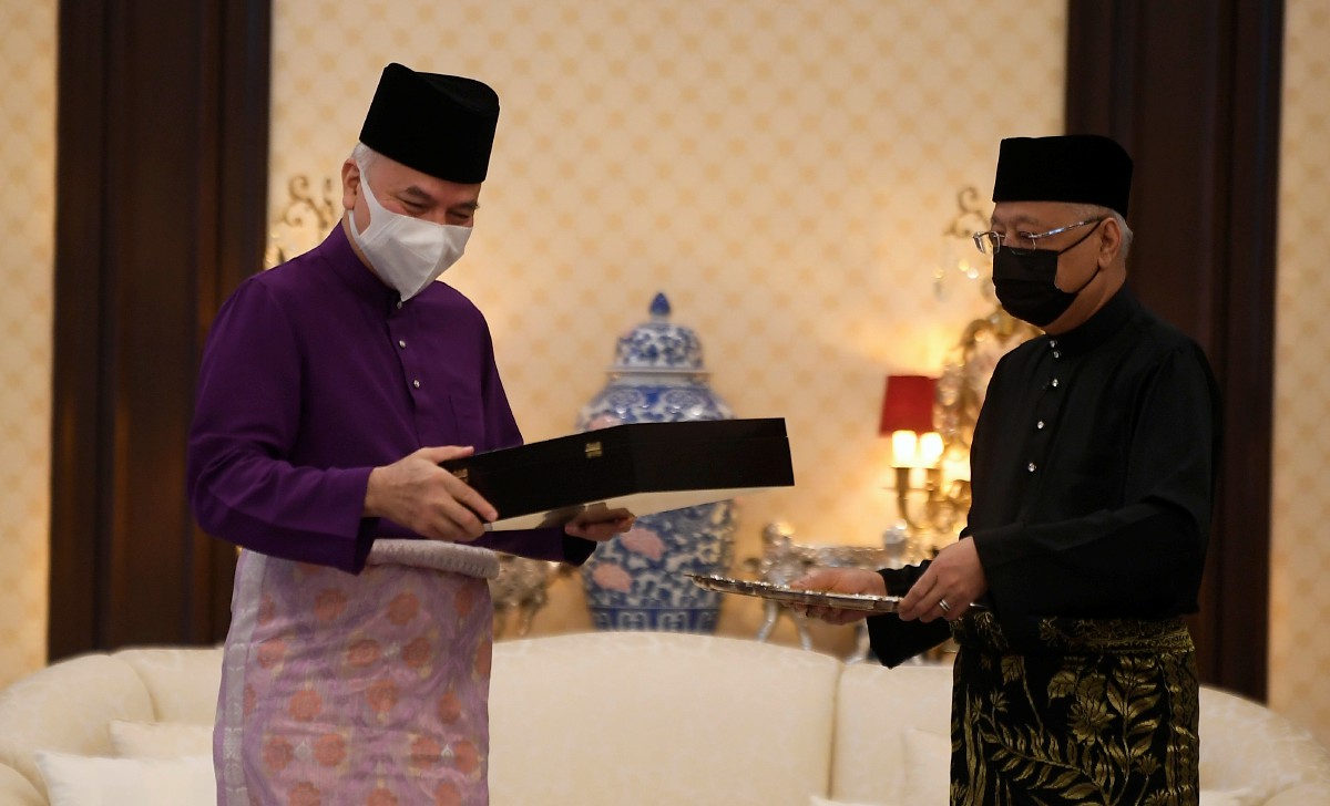 SULTAN Nazrin Shah (kiri) berkenan menerima cenderahati daripada Ismail Sabri di Istana Negara hari ini. FOTO Bernama.