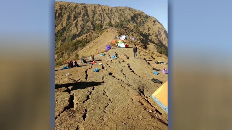 Gambar menunjukkan pendaki berkhemah di rabung Gunung Rinjani, selepas terperangkap akibat gempa bumi, Ahad lalu. AFP